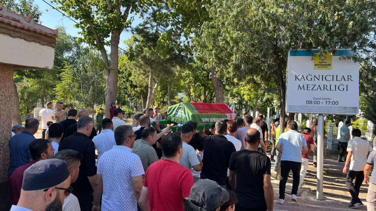 Kırmızılı Kadın'a hüzünlü veda! Konyalılar son yolculuğunda yalnız bırakmadı 1
